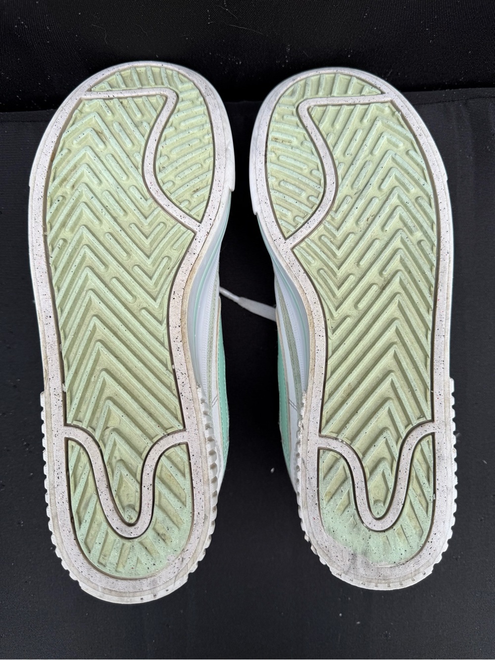 Nike woman’s White Sneakers with Mint Swoosh - Picture 5 of 8